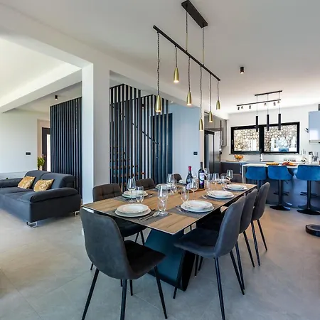 K With A Heated Pool, Gym, Sauna, Astonishing Sea View Vila *